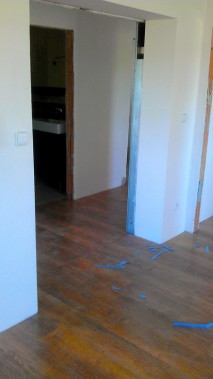 Hodinový manžel Praha: Pokládka plovoucí podlahy v domě